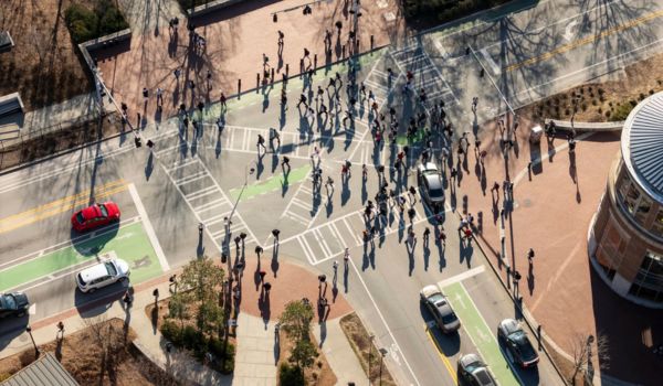 Students cross the busy intersection of Lumpkin and Baxter streets near Bolton Dining Commons on Central Campus